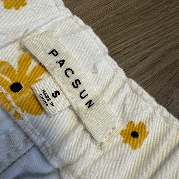 PacSun White & Yellow Daisy Floral Jean Shorts - Picture 2 of 4
